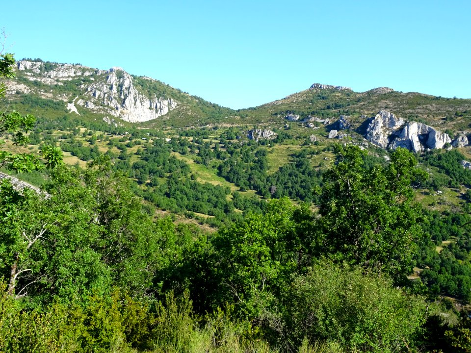 En face, sur l'autre versant, la route du col du Castellar… 