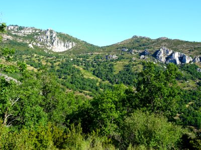 En face, sur l'autre versant, la route du col du Castellar… 