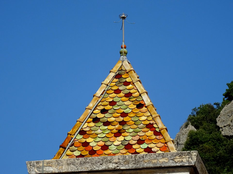 Tuiles vernissées sur le toit du clocher de l'église Saint… 