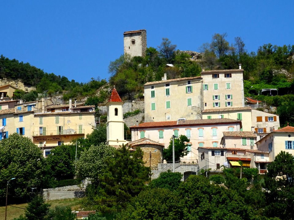 Tout en haut, le pigeonnier domine le village et l'église … 