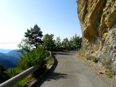 Passage étroit et grillages pour ralentir les chûtes de pi… 