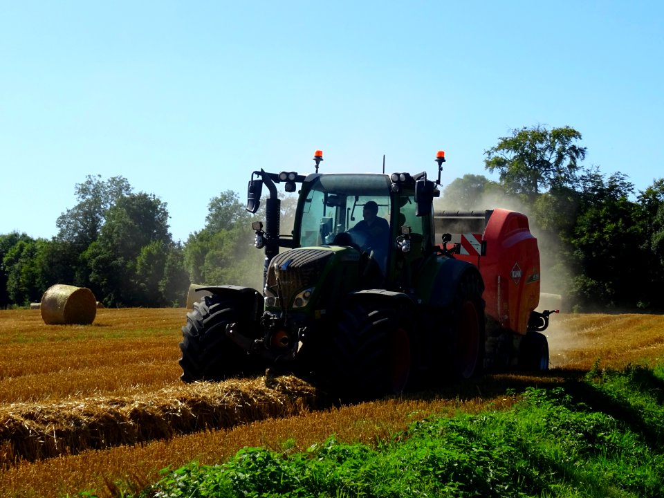Travaux des champs, entre Saint-Benoît-des-Ombres et Saint… 