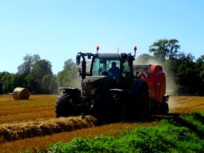 Travaux des champs, entre Saint-Benoît-des-Ombres et Saint… 