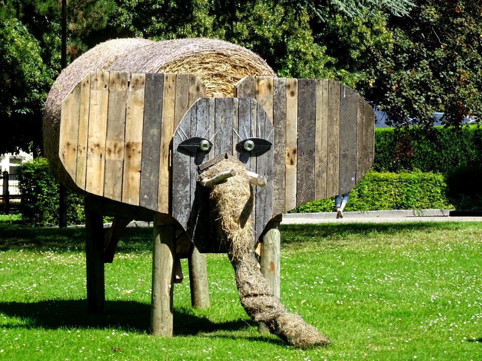 L'Eléphant, devant l'Hôtel de ville, Brionne, Eure 