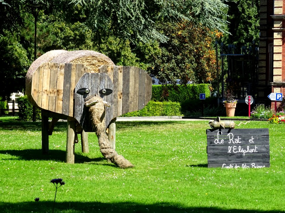 Le Rat et l'Eléphant, devant l'Hôtel de ville, Brionne, Eu… 