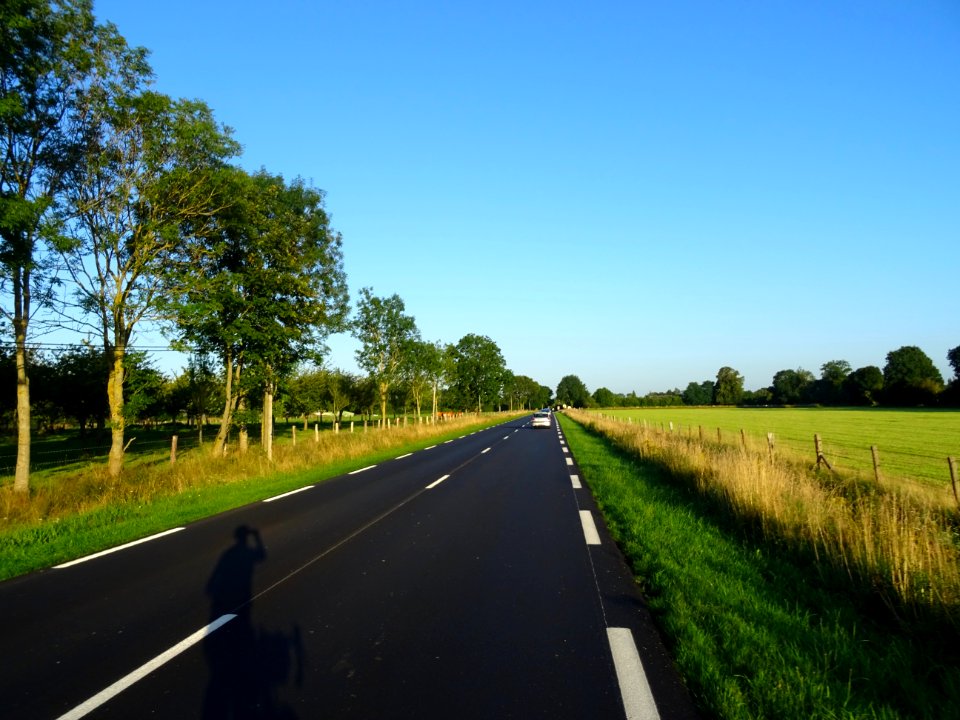 Sur la route, entre Fiquefleur-Equainville et Le Mesnil, c… 