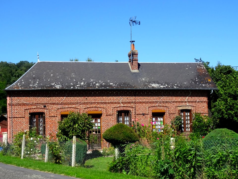 Maison en briques sur le bord de la route, entre Authou et… 