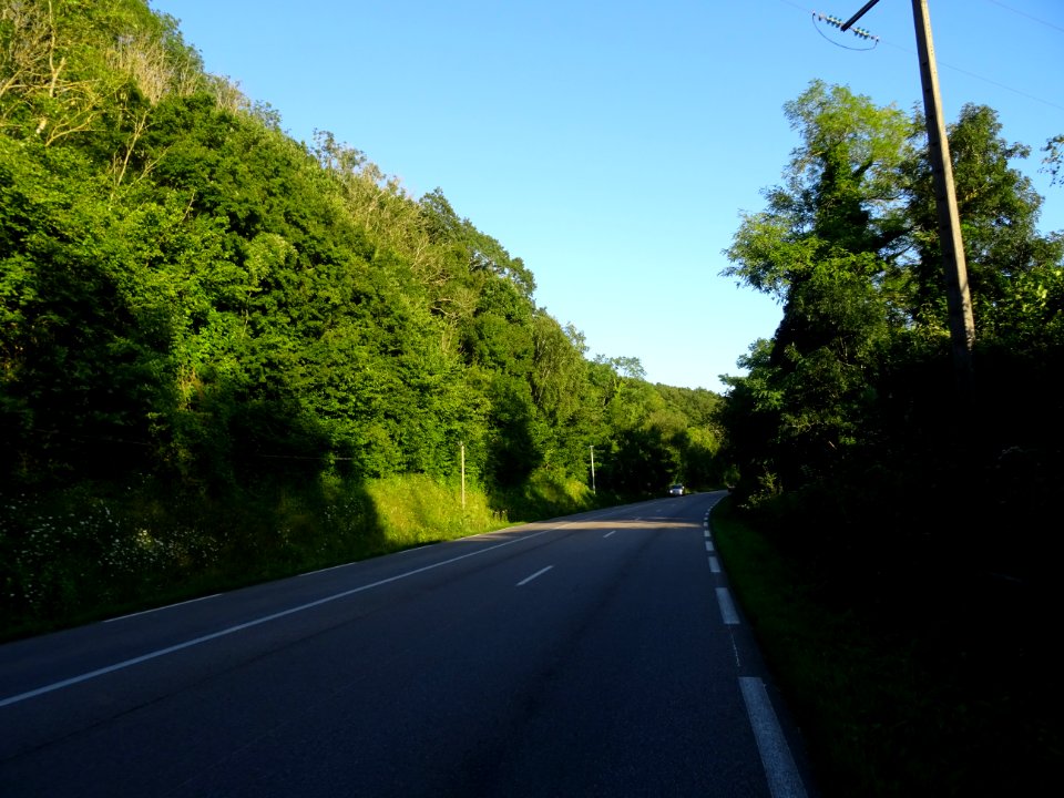 Sur la route, entre Fiquefleur-Equainville et Le Mesnil, c… 