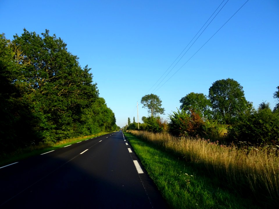 Sur la route, entre Fiquefleur-Equainville et Le Mesnil, c… 
