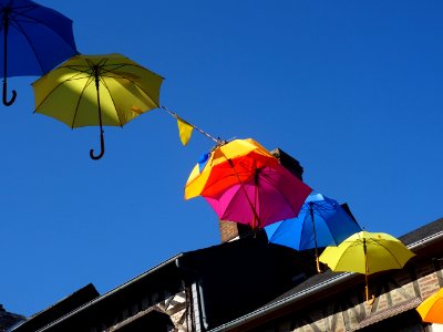 Parapluies dans les rues, Cormeilles, Eure 