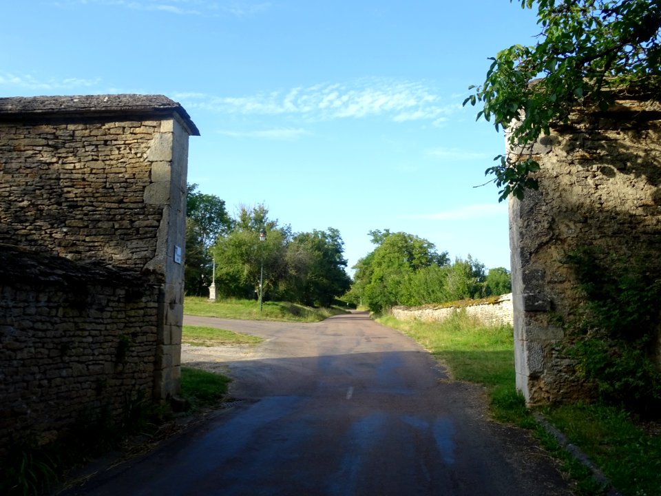 A la sortie des remparts, Salives, Côte-d'Or 