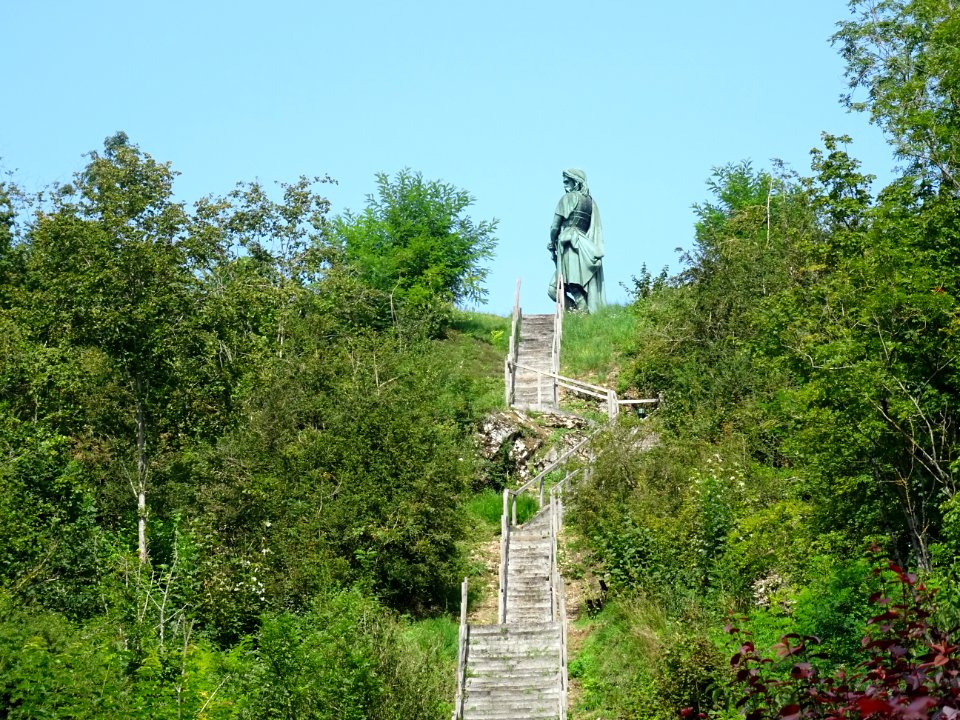L'escalier qui monte vers la statue de Vercingétorix, Alis… 