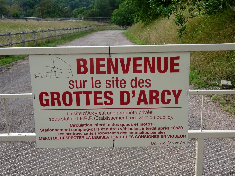 Les grottes d'Arcy-sur-Cure sont fermées ... il n'est pas … 