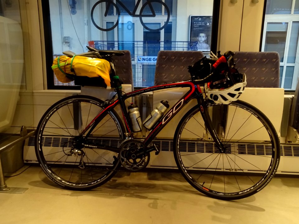Mon vélo, chargé pour 2 jours d'autonomie, dans le TER du … 
