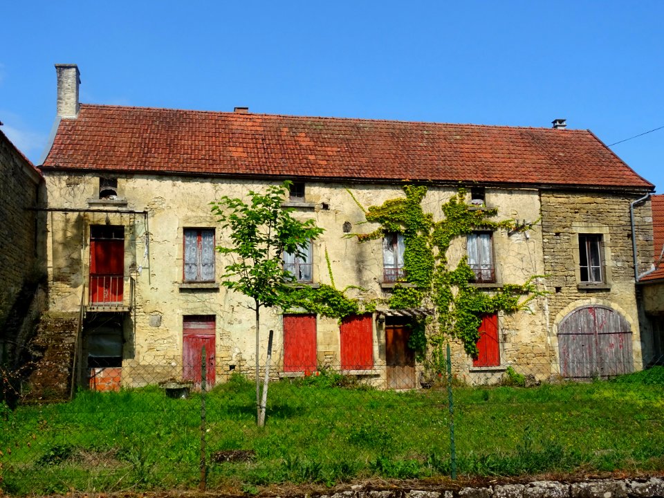 Maison aux volets rouges, Gigny, Yonne 