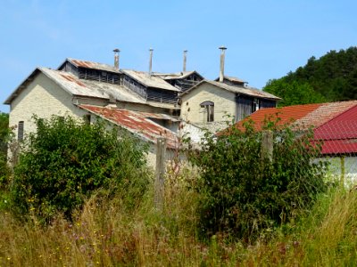 Ancienne usine ... ? , à l'entrée d'Ancy-le-Franc, Côte-d'… 