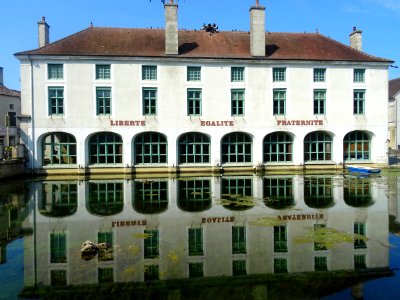 La mairie et la résurgence de la Laigne, Laignes, Côte-d'O… 