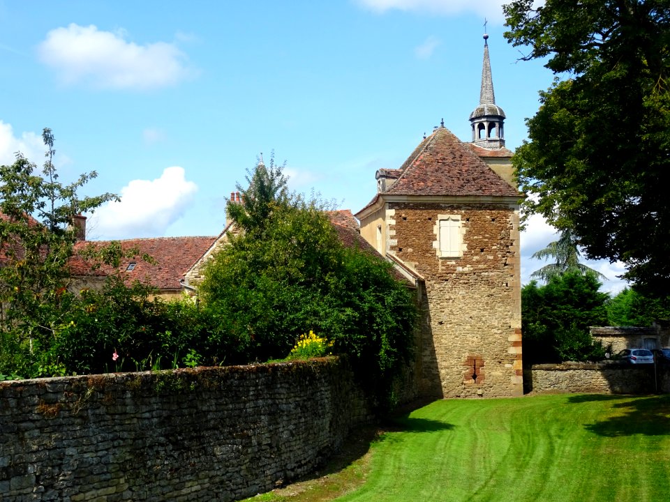 Douve et entrée du château d'Epoisse, Epoisse, Côte-d'Or 