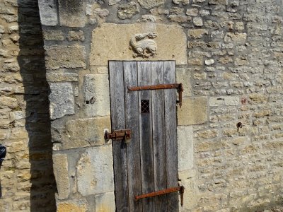 Porte surmontée d'un dragon sculpté dans le linteau de pie… 