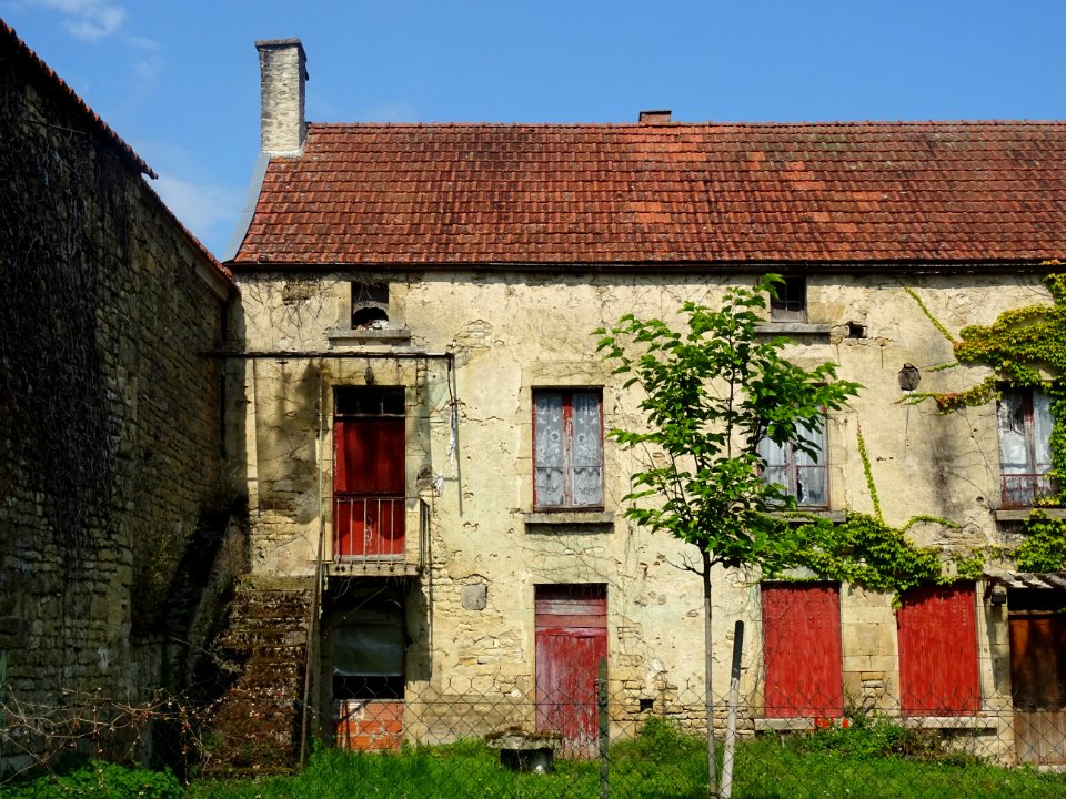 Maison aux volets rouges, Gigny, Yonne 