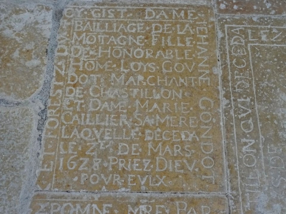 Inscription sur les dalles, église Saint-Vorles, Châtillon… 