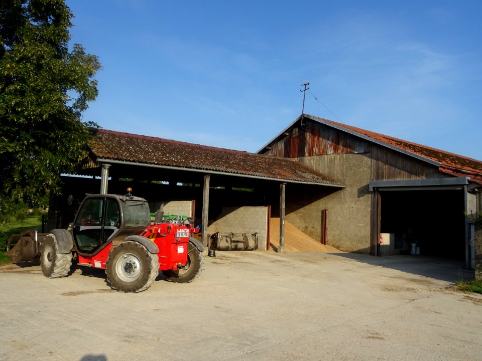 Manitou devant un hangar agricole, Colmier-le-Haut, Haute-… 