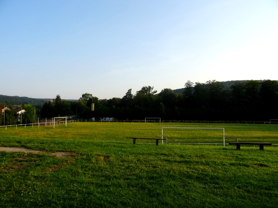 Terrain de football, devant le camping municipal, Auberive… 
