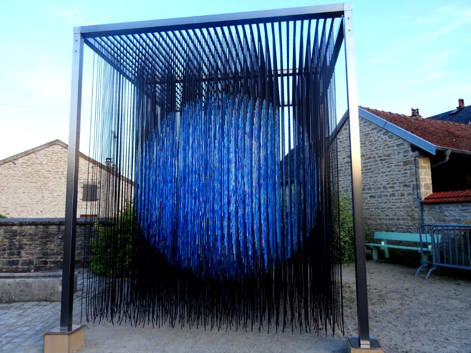 Oeuvre d'art tout en fils bleus et noirs, Auberive, Haute-… 