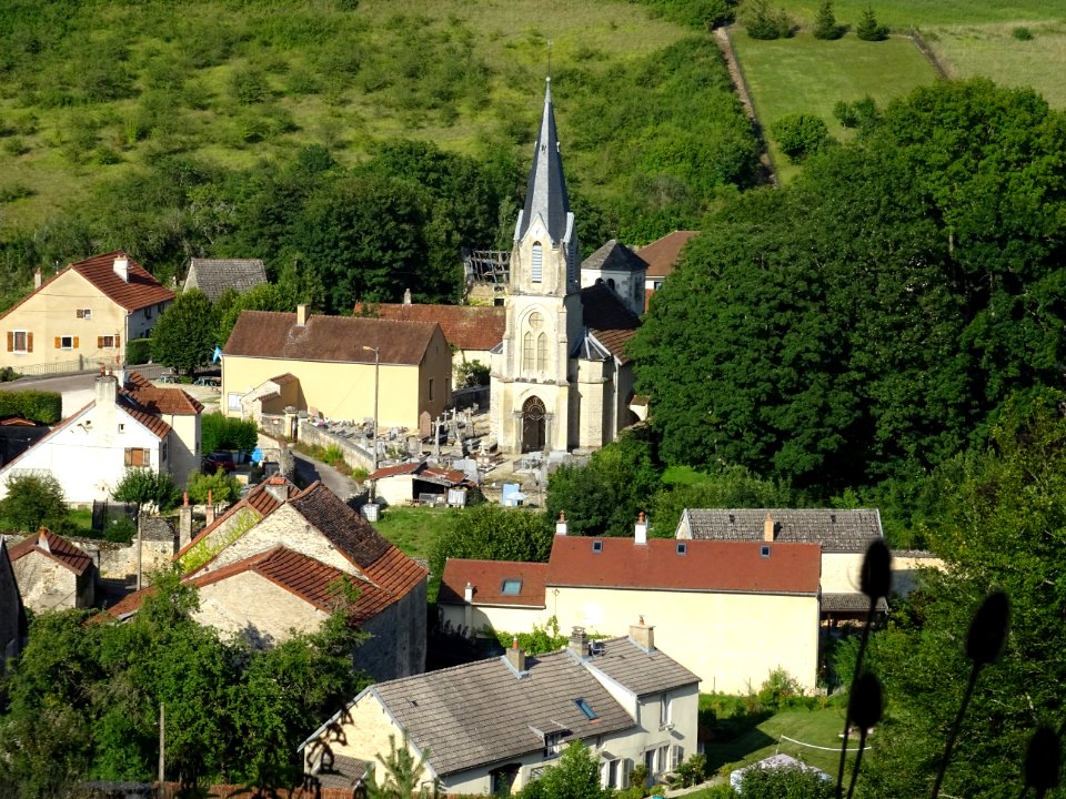 Le village et l'église Saint-Barthélémy, Léry, Côte-d'Or 