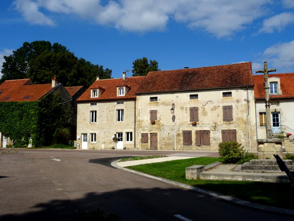 Maisons et crucifix, Gissey-sous-Flavigny, Côte-d'Or 