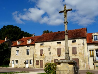 Maisons et crucifix, Gissey-sous-Flavigny, Côte-d'Or 