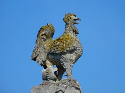Coq en pierre, vu depuis le pont sur le Serein, Guillon, Y… 