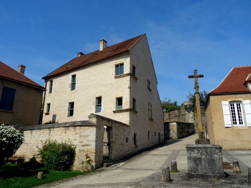 Maisons et crucifix, Montréal, Yonne 