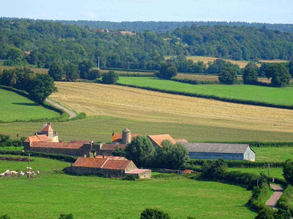 Ferme de Cherisy, vue depuis Montréal, Yonne 