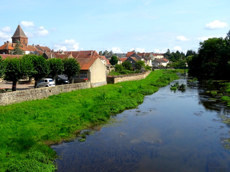 Eglise Saint-Rémi, vue depuis un pont sur le Serein, Guill… 