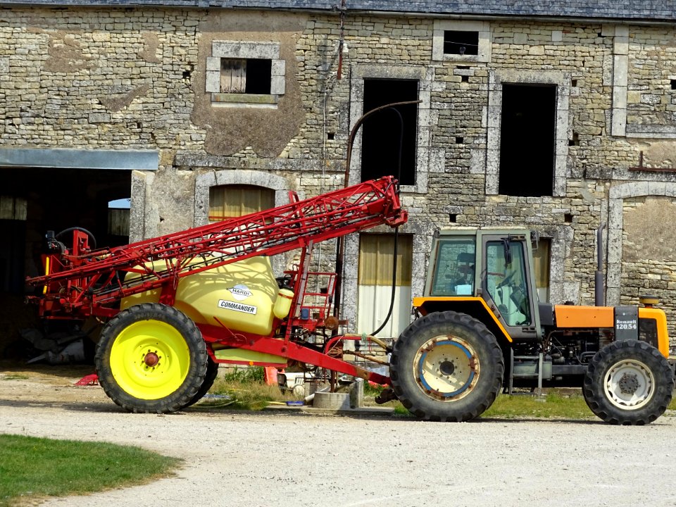 Tracteur Renault 120.54 dans une ferme, Moulins-en-Tonnerr… 