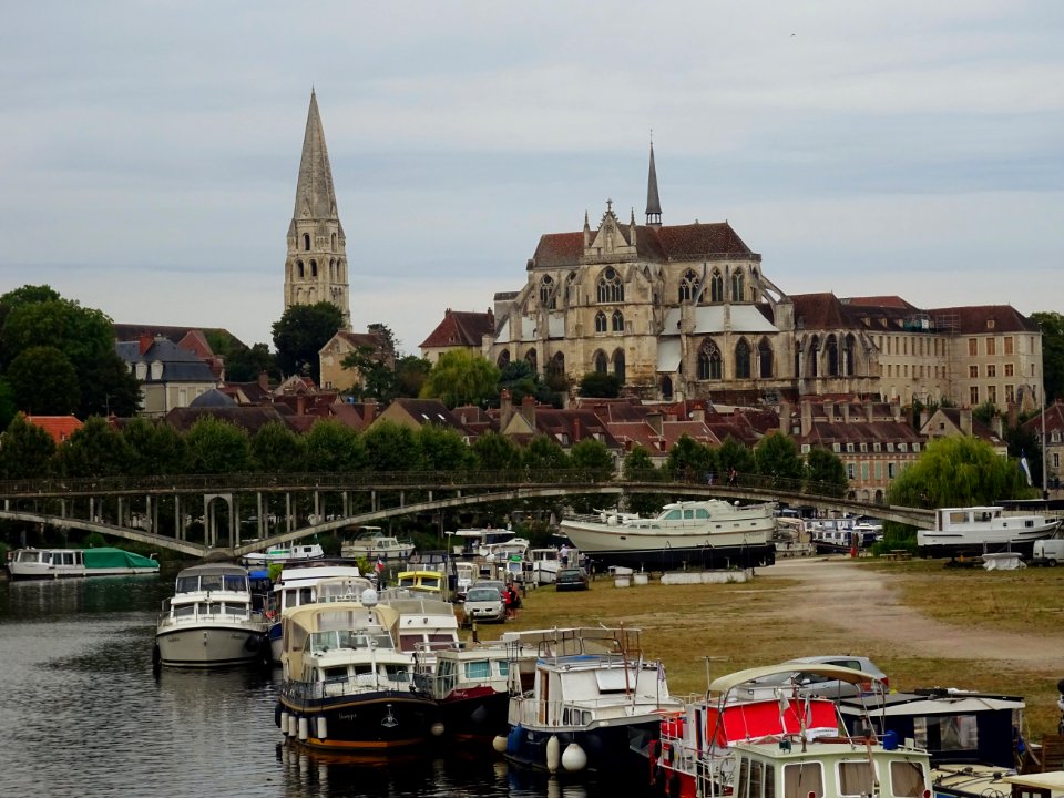 Tour Saint-Jean, abbatiale Saint-Germain et les bateaux au… 
