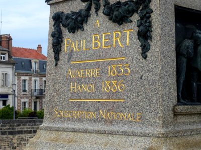 Statue à Paul Bert, au bord de l'Yonne, Auxerre, Yonne 