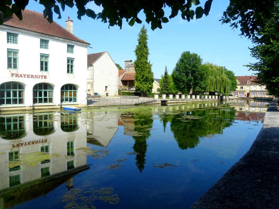 La mairie et la résurgence de la Laigne, Laignes, Côte-d'O… 
