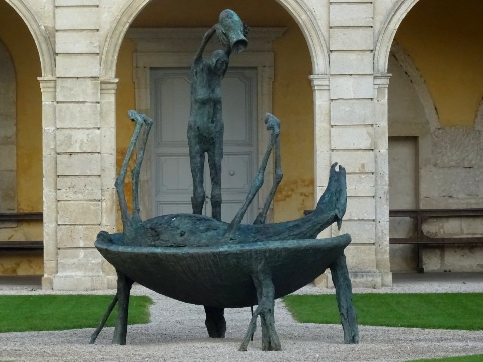 Statue en bronze de Marc Petit, dans l'abbaye-Auberive, Au… 