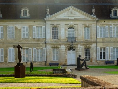 Statues en bronze de Marc Petit, dans l'abbaye-Auberive, A… 