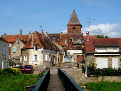 Eglise Saint-Rémi, vue depuis la passerelle sur le Serein,… 