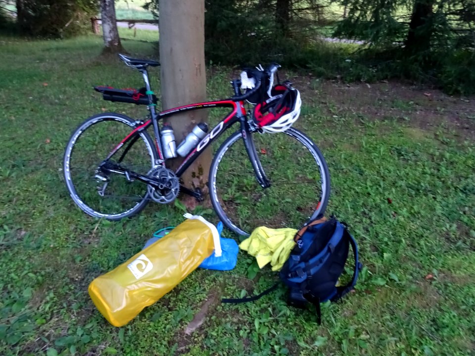 Mon vélo et mes affaires, au camping municipal Les Charbon… 