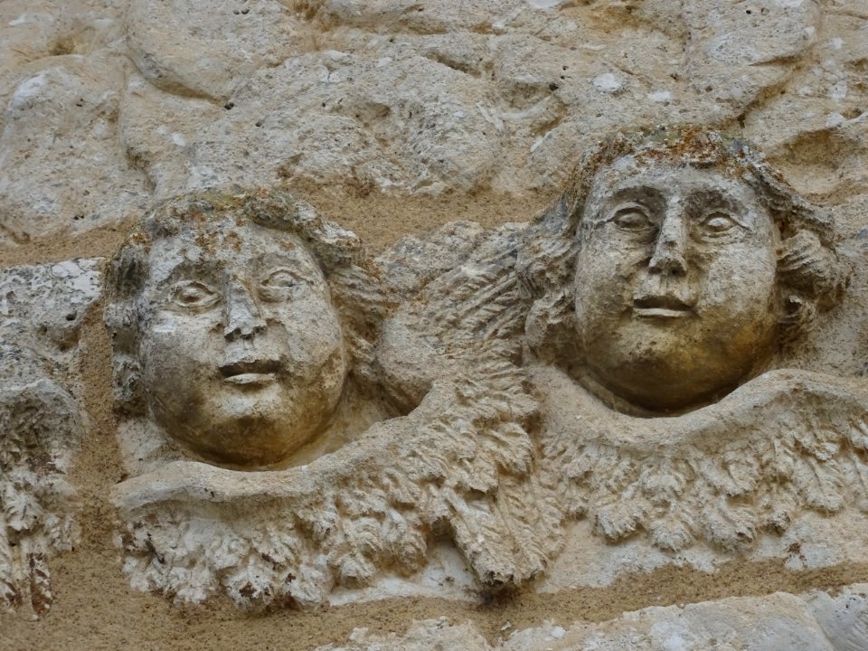 Détail dans la façade, église Saint-Moré, Saint-Moré, Yonn… 