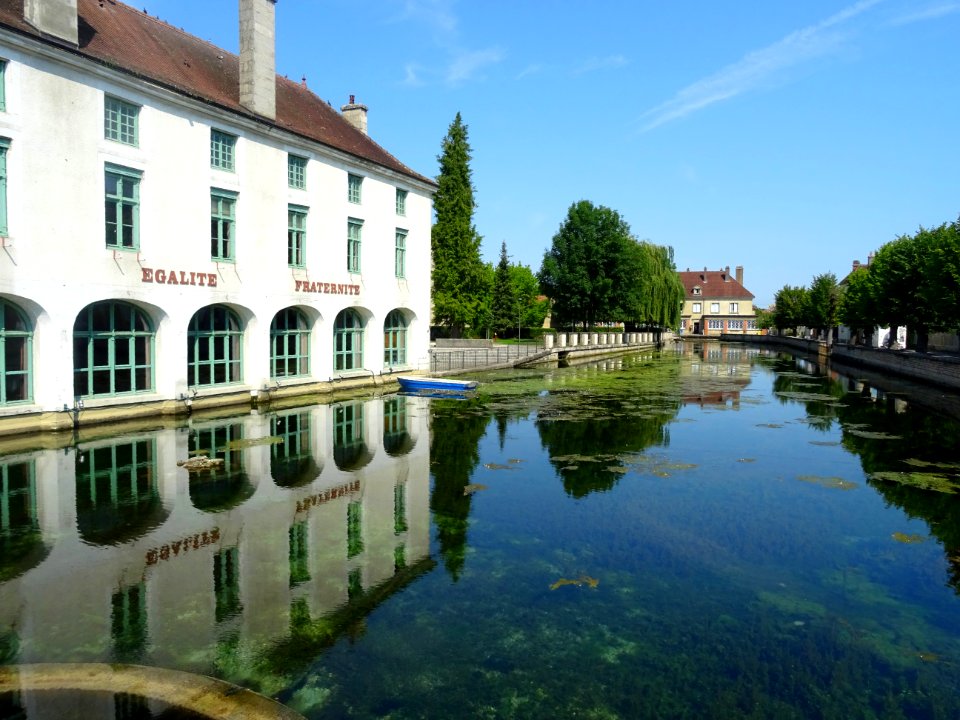 La mairie et la résurgence de la Laigne, Laignes, Côte-d'O… 