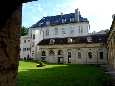 Maison d'enfants, internat externat école, à côté de l'abb… 