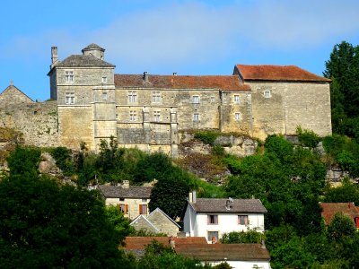 Château de Salmaise sur le sommet de la colline, Salmaise,… photo