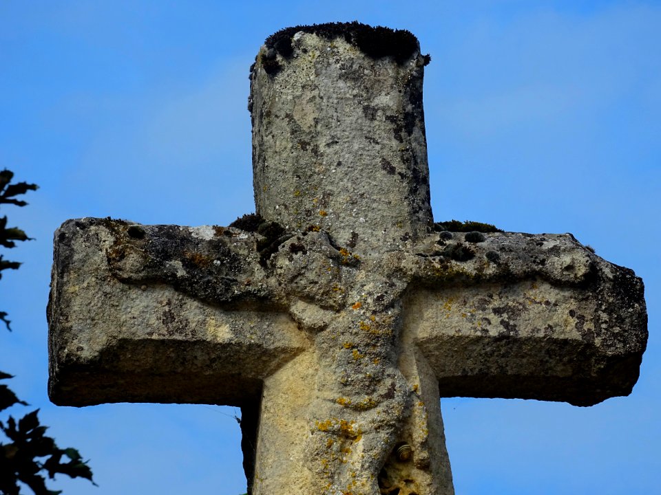 Crucifix en pierre, hameau de Vassy, commune d'Etaules, Yo… 