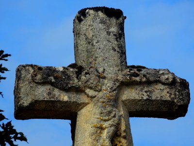 Crucifix en pierre, hameau de Vassy, commune d'Etaules, Yo… 