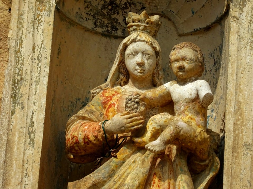Statue de Sainte-Marie à l'enfant, porte de Tonnerre, Noye… 